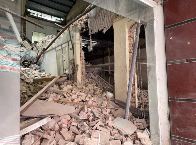 Hiện trường vụ sập sàn tòa nhà tại quận 1. (Ảnh: Anh Vũ) Hiện trường vụ sập sàn tòa nhà tại quận 1. (Ảnh: Anh Vũ)