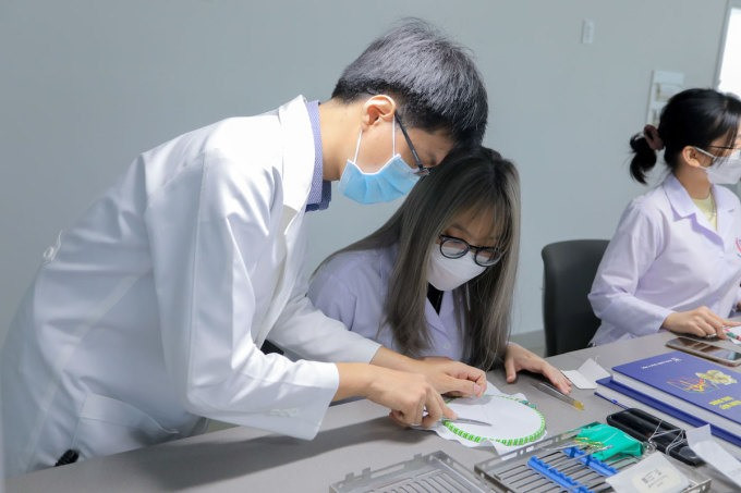 Sinh viên khối ngành Sức khỏe của Trường Đại học Văn Lang trong phòng thực hành. Ảnh: Website nhà trường Sinh viên khối ngành Sức khỏe của Trường Đại học Văn Lang trong phòng thực hành. Ảnh: Website nhà trường