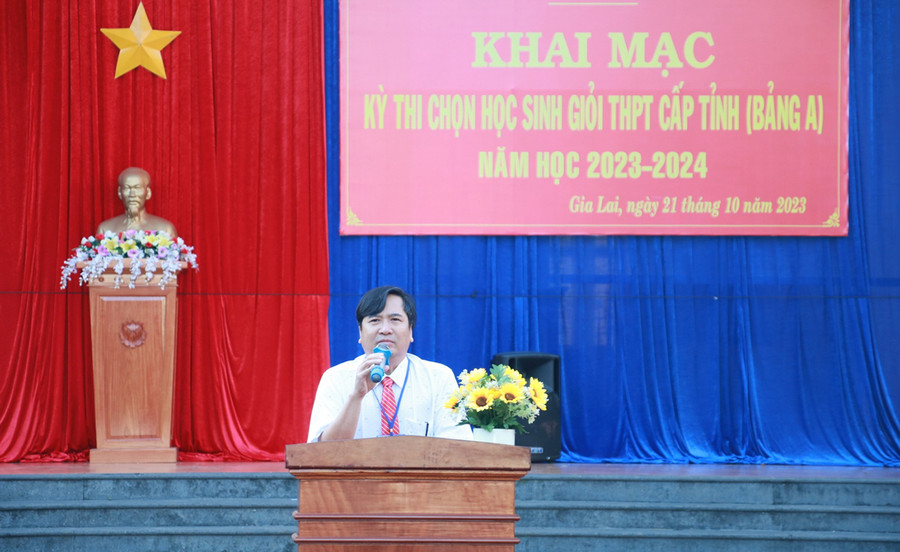 Ông Trần Bá Công-Phó Giám đốc Sở GD-ĐT, Chủ tịch Hội đồng thi phát biểu khai mạc kỳ thi. Ảnh: Quang Trương Ông Trần Bá Công-Phó Giám đốc Sở GD-ĐT, Chủ tịch Hội đồng thi phát biểu khai mạc kỳ thi. Ảnh: Quang Trương