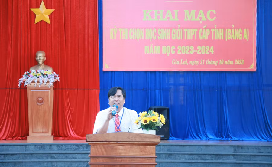 Ông Trần Bá Công-Phó Giám đốc Sở GD-ĐT, Chủ tịch Hội đồng thi phát biểu khai mạc kỳ thi. Ảnh: Quang Trương