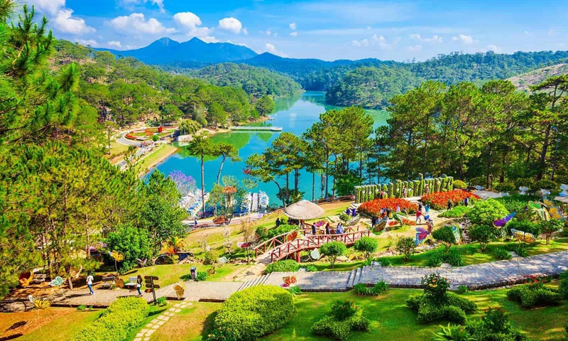 Phấn đấu đến năm 2030, Lâm Đồng trở thành "Thiên đường xanh" với sức hút của các trung tâm du lịch nghỉ dưỡng-sinh thái-chăm sóc sức khỏe-thể thao cao cấp hàng đầu Việt Nam và Đông Nam Á. (Ảnh nguồn internet) Phấn đấu đến năm 2030, Lâm Đồng trở thành "Thiên đường xanh" với sức hút của các trung tâm du lịch nghỉ dưỡng-sinh thái-chăm sóc sức khỏe-thể thao cao cấp hàng đầu Việt Nam và Đông Nam Á. (Ảnh nguồn internet)