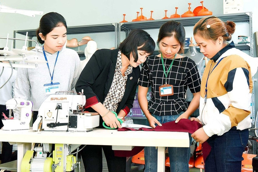 Học viên trong giờ học nghề may tại Trung tâm Giáo dục nghề nghiệp-Giáo dục thường xuyên huyện Đak Đoa. Ảnh: Đ.T Học viên trong giờ học nghề may tại Trung tâm Giáo dục nghề nghiệp-Giáo dục thường xuyên huyện Đak Đoa. Ảnh: Đ.T