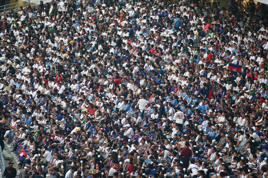 Lễ khai mạc chính thức bắt đầu lúc 19h00, nhưng từ rất sớm, người hâm mộ Campuchia đã lấp kín khán đài sân Morodok với sức chứa 60.000 chỗ ngồi. Lễ khai mạc chính thức bắt đầu lúc 19h00, nhưng từ rất sớm, người hâm mộ Campuchia đã lấp kín khán đài sân Morodok với sức chứa 60.000 chỗ ngồi.