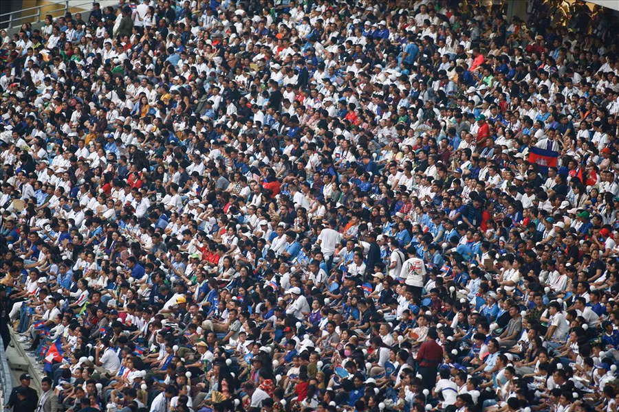 Lễ khai mạc chính thức bắt đầu lúc 19h00, nhưng từ rất sớm, người hâm mộ Campuchia đã lấp kín khán đài sân Morodok với sức chứa 60.000 chỗ ngồi. Lễ khai mạc chính thức bắt đầu lúc 19h00, nhưng từ rất sớm, người hâm mộ Campuchia đã lấp kín khán đài sân Morodok với sức chứa 60.000 chỗ ngồi.