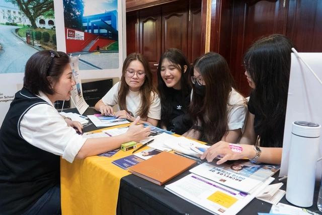 Học sinh Việt tìm hiểu về cơ hội du học Úc tại trường SP Jain School of Global Management. ẢNH: NGỌC LONG