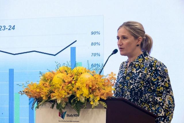 Bà Katherine Tranter, cán bộ cao cấp về di trú tại Bộ Nội vụ Úc, chia sẻ những điều cần lưu ý khi chuẩn bị hồ sơ xin visa du học Úc. ẢNH: NGỌC LONG