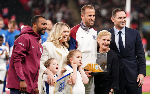 Harry Kane được vinh danh lần khoác áo tuyển Anh thứ 100 trước giờ bóng lăn Harry Kane được vinh danh lần khoác áo tuyển Anh thứ 100 trước giờ bóng lăn