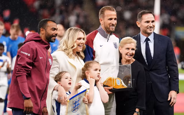 Harry Kane được vinh danh lần khoác áo tuyển Anh thứ 100 trước giờ bóng lăn