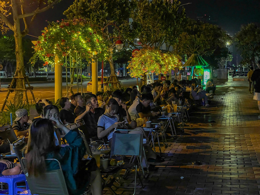 Nhiều người uống cà phê và chờ đợi bình minh từ 4 giờ sáng.ẢNH: HỮU TÚ