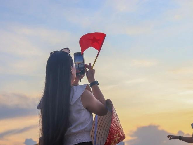 Nhiều người chụp hình kỷ niệm bên bờ sông Hàn thơ mộng. ẢNH: HỮU TÚ