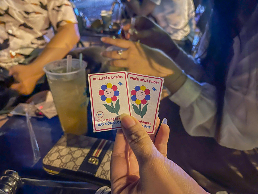 Khi tích đủ 5 phiếu quà tặng, mỗi người sẽ được chọn một món đồ uống miễn phí tại quán. ẢNH: HỮU TÚ