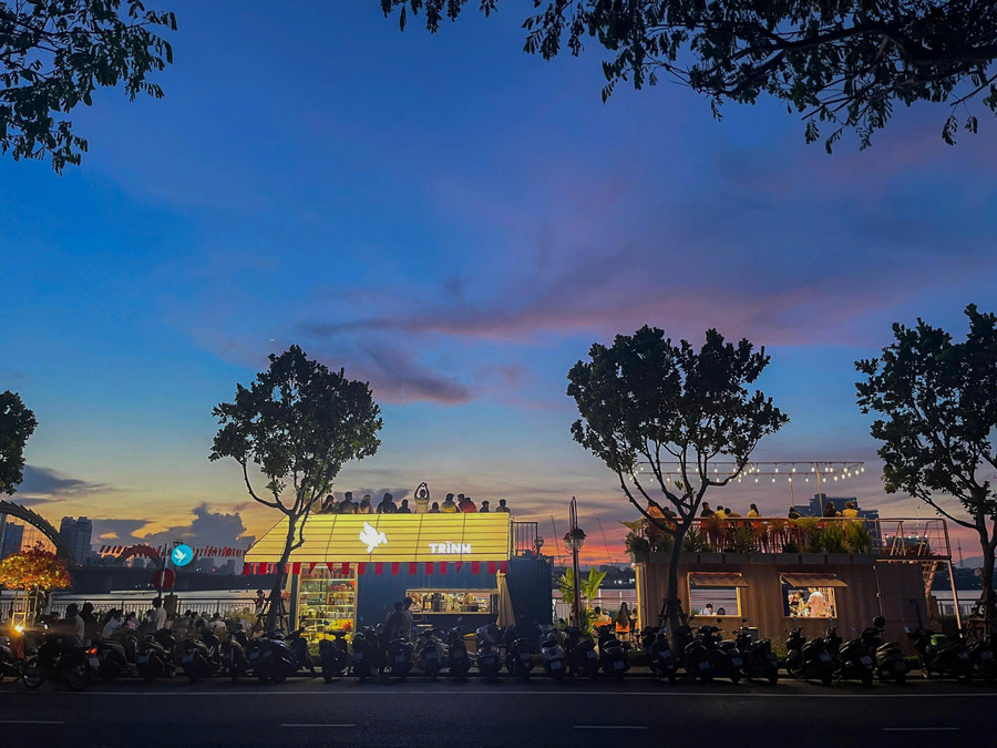 Ở phố đi bộ Bạch Đằng đang có 2 quán cà phê dành cho người yêu thích ngắm bình minh. ẢNH: HỮU TÚ