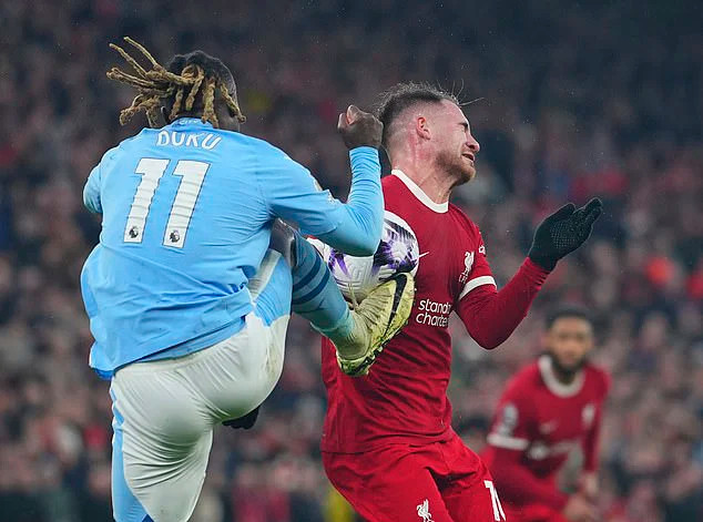 Cú đá cao chân của Doku suýt gây chấn thương nghiêm trọng cho Allister cuối trận Cú đá cao chân của Doku suýt gây chấn thương nghiêm trọng cho Allister cuối trận