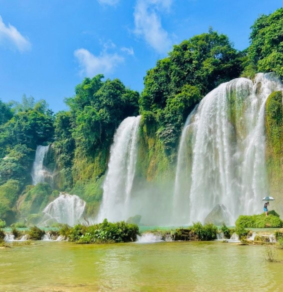 Bên cạnh hệ thống thác Bản Giốc chính, còn có những thác nhỏ bên cạnh. Bên cạnh hệ thống thác Bản Giốc chính, còn có những thác nhỏ bên cạnh.