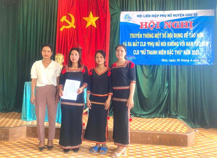 Hội Liên hiệp phụ nữ huyện Chư Sê ra mắt CLB "Phụ nữ nói không với tảo hôn" tại xã Dun. Ảnh: Lam Nguyên Hội Liên hiệp phụ nữ huyện Chư Sê ra mắt CLB "Phụ nữ nói không với tảo hôn" tại xã Dun. Ảnh: Lam Nguyên
