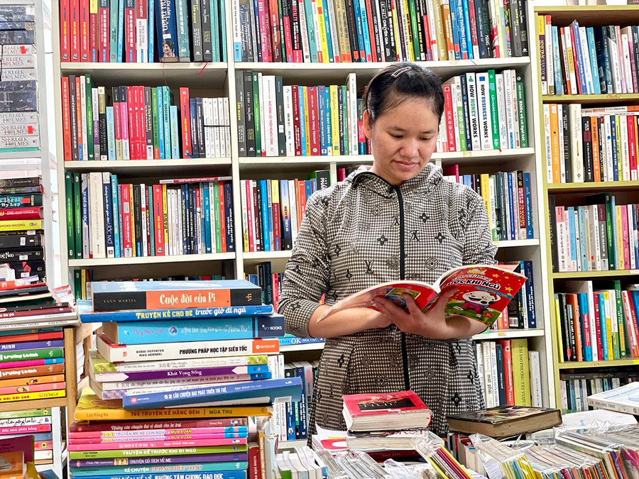 Khách hàng chọn mua sách tại cửa hiệu sách cũ Gia Lai Tâm Như. Ảnh: L.N Khách hàng chọn mua sách tại cửa hiệu sách cũ Gia Lai Tâm Như. Ảnh: L.N
