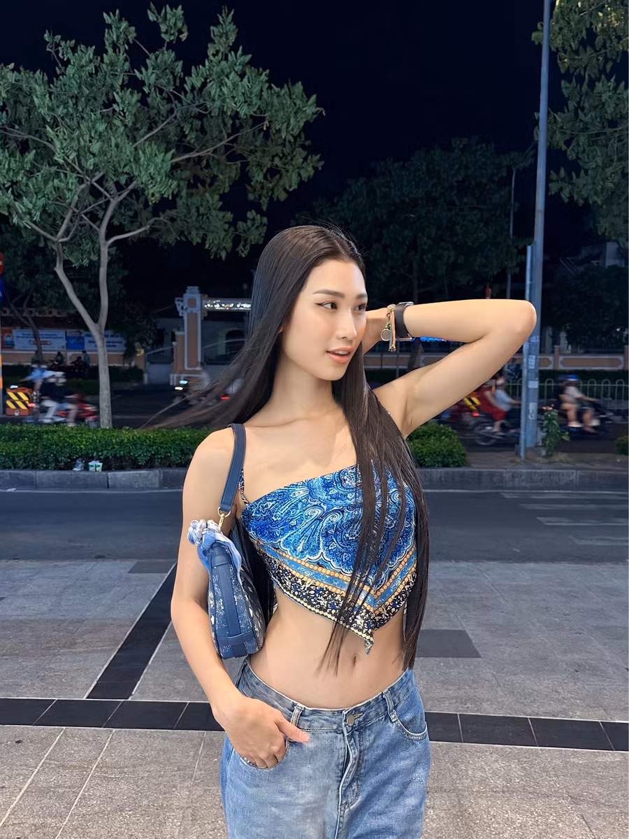 Phạm Thư hiện đang là sinh viên năm cuối của Trường đại học Sân khấu Điện ảnh TP.HCM. Chiều cao 1,75m cùng vòng eo 59cm giúp người đẹp quê Hà Nam tự tin khi theo đuổi phong cách gợi cảm. Trong loạt ảnh đời thường, người đẹp sinh năm 1997 thường chọn trang phục cắt xẻ, tôn dáng. Ảnh: FBNV