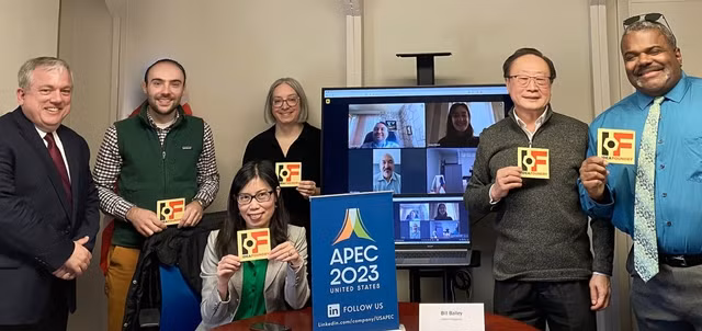 Chị Thùy Linh cùng đồng nghiệp tại APEC 2023. Ảnh:NVCC