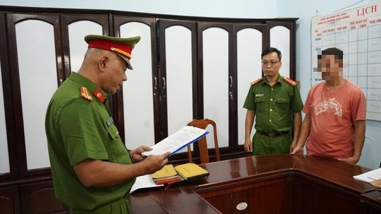 Tống đạt quyết định bắt tạm giam đối với Nguyễn Nho Cầm
