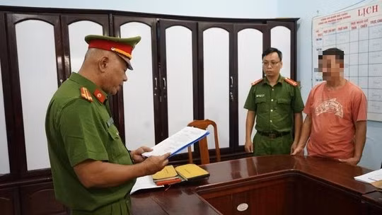 Tống đạt quyết định bắt tạm giam đối với Nguyễn Nho Cầm