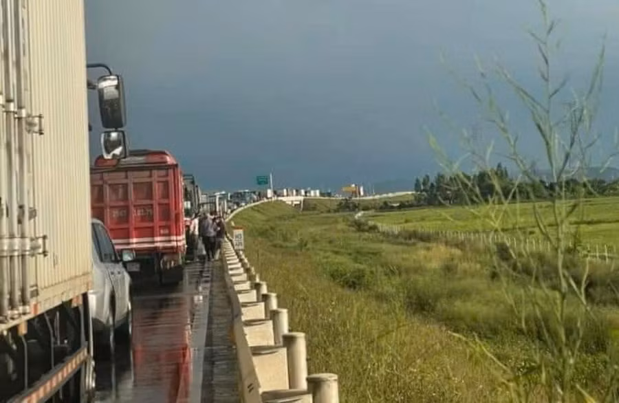 Vụ tai nạn khiến giao thông ách tắc kéo dài. Ảnh: X.D