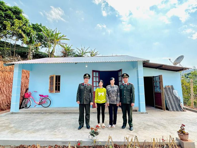 Dương Hải Anh cùng đồng đội tại ngôi nhà trao tặng cho gia đình em Nguyễn Thị Giang.