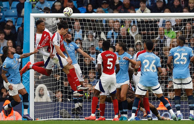 Gabriel Magalhaes đưa Arsenal vượt lên dẫn 2-1 cuối hiệp một Gabriel Magalhaes đưa Arsenal vượt lên dẫn 2-1 cuối hiệp một