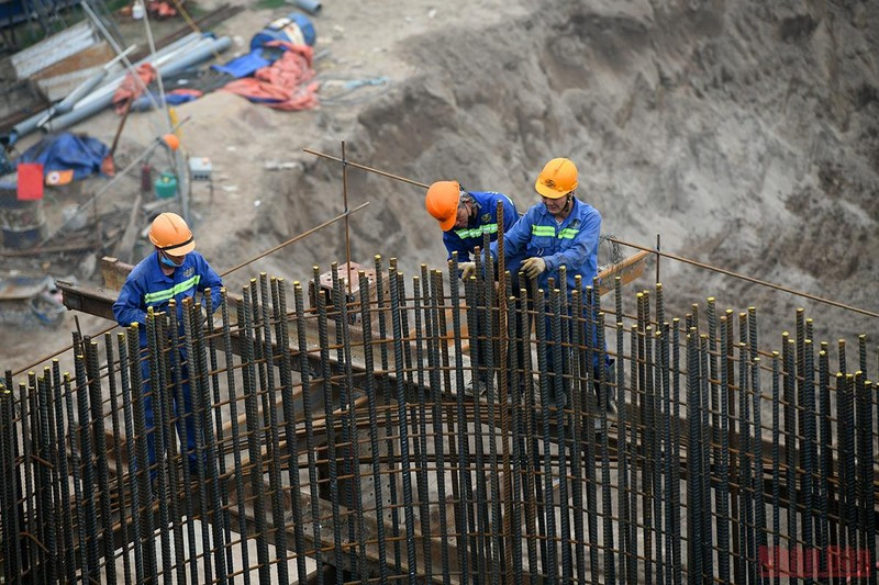 Công nhân thi công trên công trường. Ảnh: Thành Đạt Công nhân thi công trên công trường. Ảnh: Thành Đạt