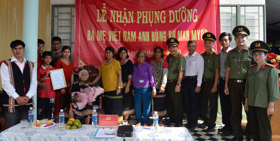Công an tỉnh Gia Lai nhận phụng dưỡng Mẹ Việt Nam anh hùng Rơ Măh Myor (ảnh Công an tỉnh cung cấp). Công an tỉnh Gia Lai nhận phụng dưỡng Mẹ Việt Nam anh hùng Rơ Măh Myor (ảnh Công an tỉnh cung cấp).
