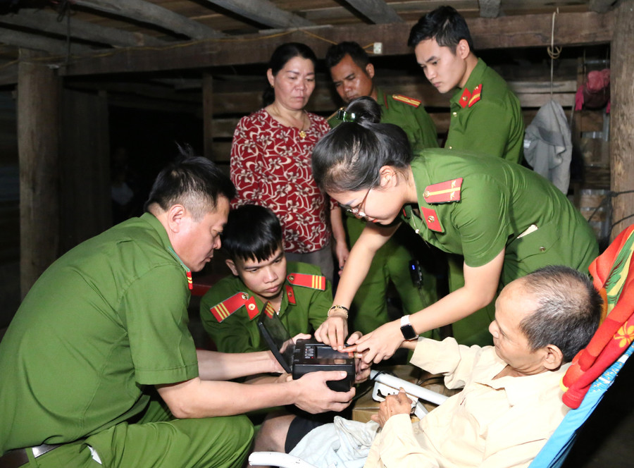 Công an tỉnh Gia Lai đã hoàn thành thu nhận 100% hồ sơ cấp căn cước công dân sớm hơn 39 ngày so với chỉ tiêu Bộ Công an giao (ảnh Công an tỉnh cung cấp). Công an tỉnh Gia Lai đã hoàn thành thu nhận 100% hồ sơ cấp căn cước công dân sớm hơn 39 ngày so với chỉ tiêu Bộ Công an giao (ảnh Công an tỉnh cung cấp).