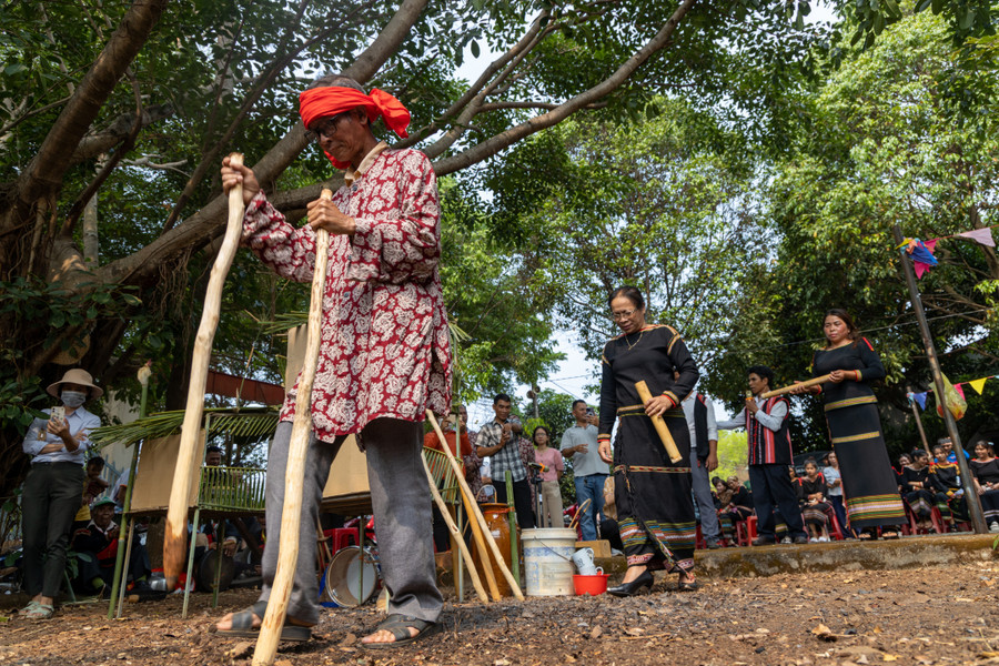 Sau khi dâng lễ, thầy cúng và những người phụ nữ buôn thực hiện nghi thức trỉa hạt với mong muốn mưa thuận gió hòa, mùa màng tốt tươi. Sau khi dâng lễ, thầy cúng và những người phụ nữ buôn thực hiện nghi thức trỉa hạt với mong muốn mưa thuận gió hòa, mùa màng tốt tươi.
