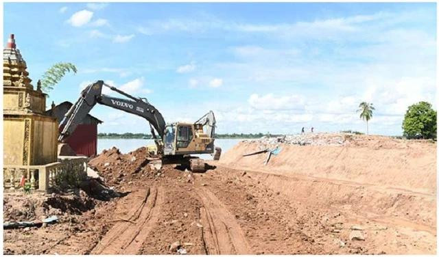 Máy xúc chuẩn bị một khu vực ở Campuchia cho lễ khởi công kênh đào Phù Nam-Techo vào ngày 5.8. Chụp màn hình Khmer Times Máy xúc chuẩn bị một khu vực ở Campuchia cho lễ khởi công kênh đào Phù Nam-Techo vào ngày 5.8. Chụp màn hình Khmer Times