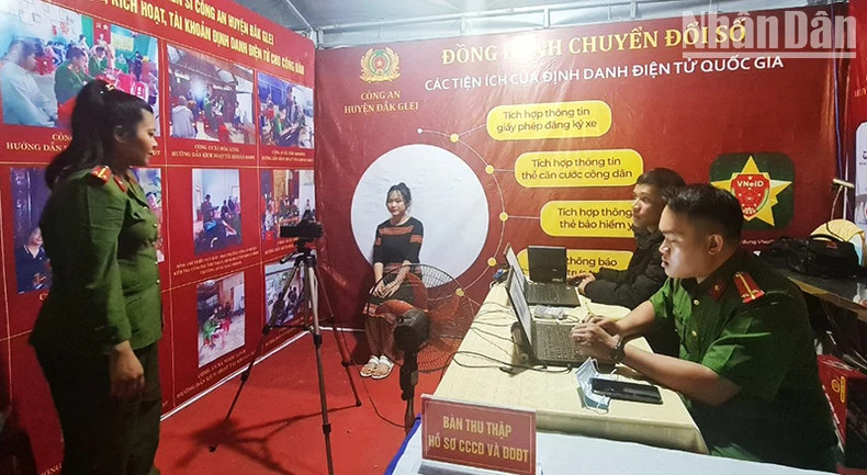 Hỗ trợ người dân thực hiện đăng ký và kích hoạt tài khoản định danh điện tử tại Chợ phiên góp phần tăng chỉ tiêu về chuyển đổi số trên địa bàn huyện Đăk Glei. Hỗ trợ người dân thực hiện đăng ký và kích hoạt tài khoản định danh điện tử tại Chợ phiên góp phần tăng chỉ tiêu về chuyển đổi số trên địa bàn huyện Đăk Glei.