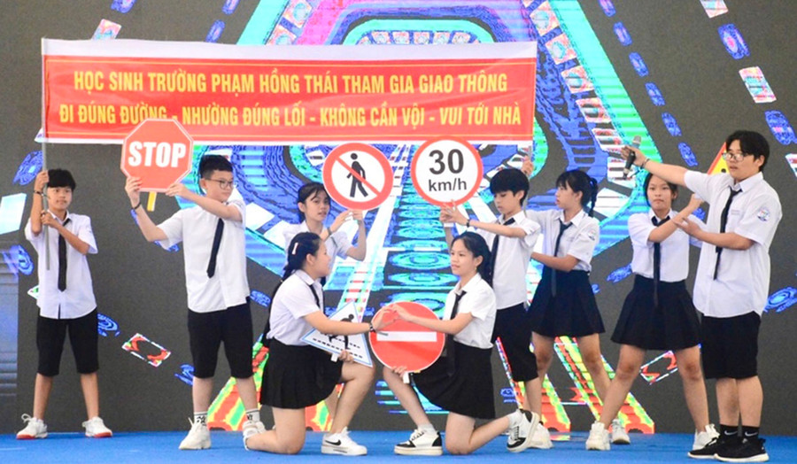 Việc đưa các trò chơi, tiểu phẩm, hoạt cảnh vào bài giảng về chủ đề ATGT tạo hứng thú cho học sinh. Ảnh: M.P