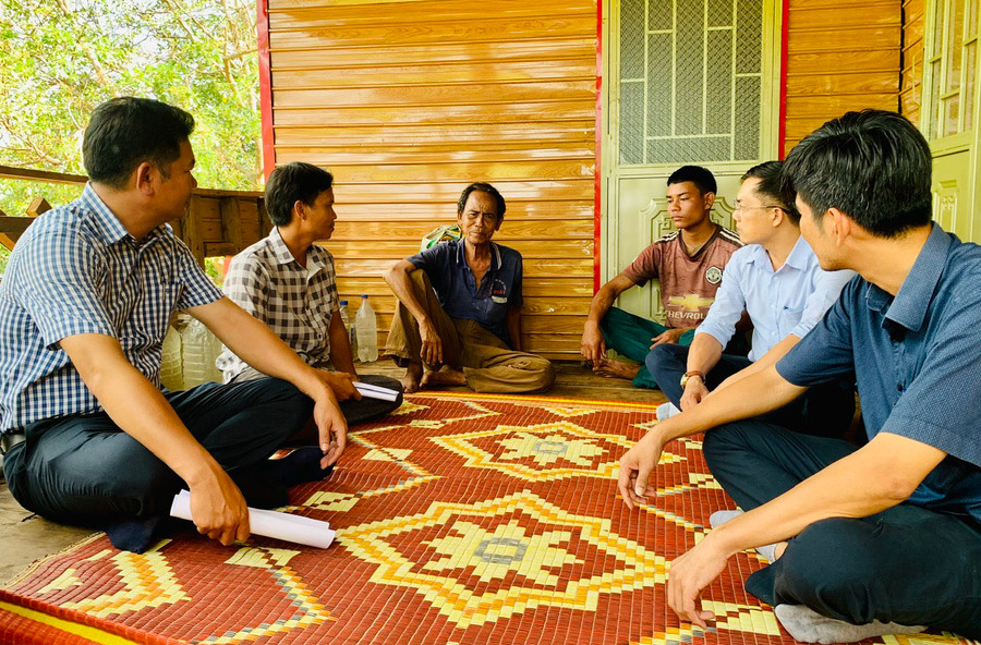 Đại diện các cấp ngành hỏi thăm hoàn cảnh và hỗ trợ các hộ nghèo tại huyện Kông Chro xây dựng nhà ở. Ảnh: Hồng Thương Đại diện các cấp ngành hỏi thăm hoàn cảnh và hỗ trợ các hộ nghèo tại huyện Kông Chro xây dựng nhà ở. Ảnh: Hồng Thương