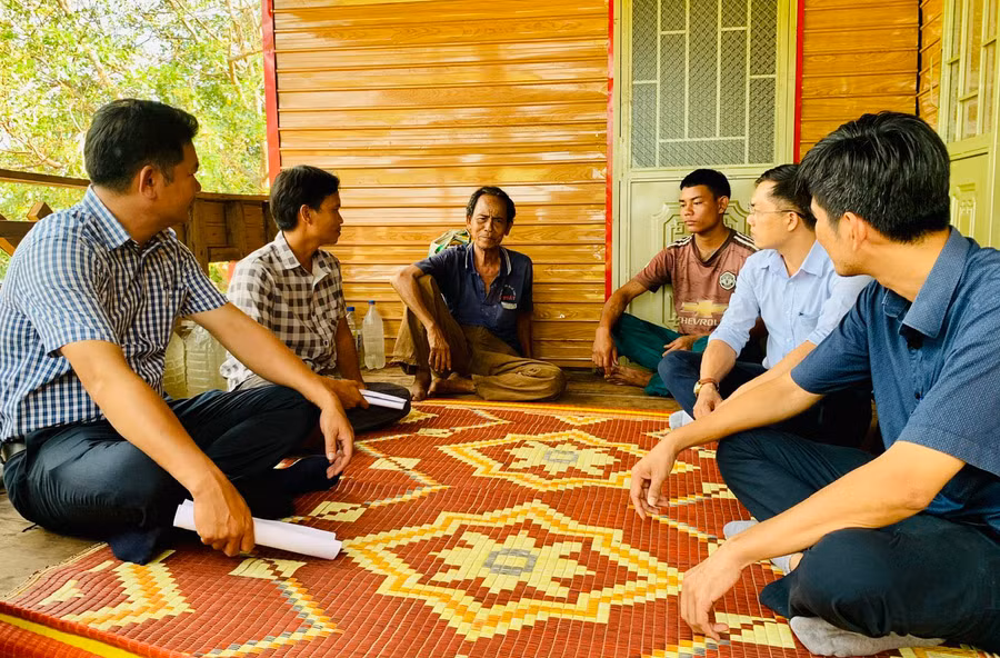 Đại diện các cấp ngành hỏi thăm hoàn cảnh và hỗ trợ các hộ nghèo tại huyện Kông Chro xây dựng nhà ở. Ảnh: Hồng Thương