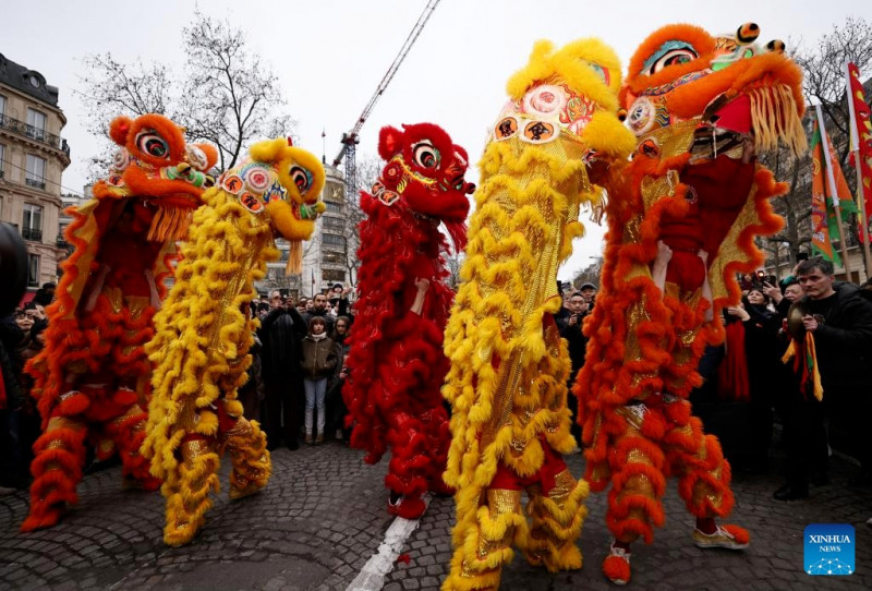 Không khí đón năm Giáp Thìn cũng rộn ràng ở các quốc gia Âu - Mỹ. Nhiều khu vực ở thủ đô Paris (Pháp) những ngày qua tưng bừng các hoạt động như múa lân, diễu hành của các đội biểu diễn của người gốc Hoa như ở Khải Hoàn Môn, đại lộ Champs-élysées. Không khí đón năm Giáp Thìn cũng rộn ràng ở các quốc gia Âu - Mỹ. Nhiều khu vực ở thủ đô Paris (Pháp) những ngày qua tưng bừng các hoạt động như múa lân, diễu hành của các đội biểu diễn của người gốc Hoa như ở Khải Hoàn Môn, đại lộ Champs-élysées.