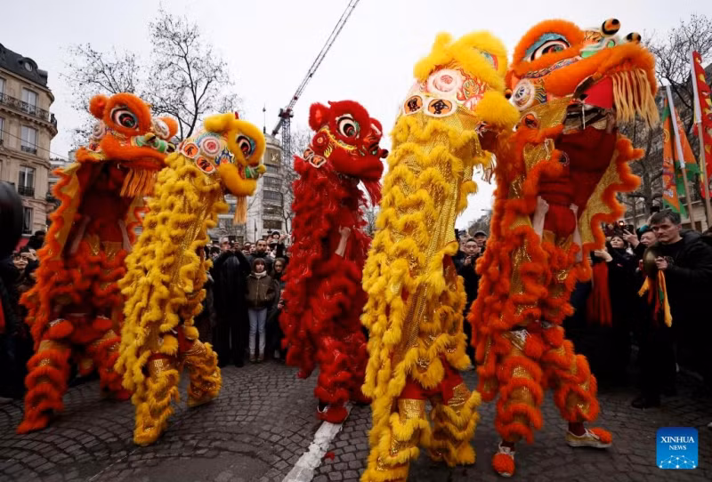 Không khí đón năm Giáp Thìn cũng rộn ràng ở các quốc gia Âu - Mỹ. Nhiều khu vực ở thủ đô Paris (Pháp) những ngày qua tưng bừng các hoạt động như múa lân, diễu hành của các đội biểu diễn của người gốc Hoa như ở Khải Hoàn Môn, đại lộ Champs-élysées.