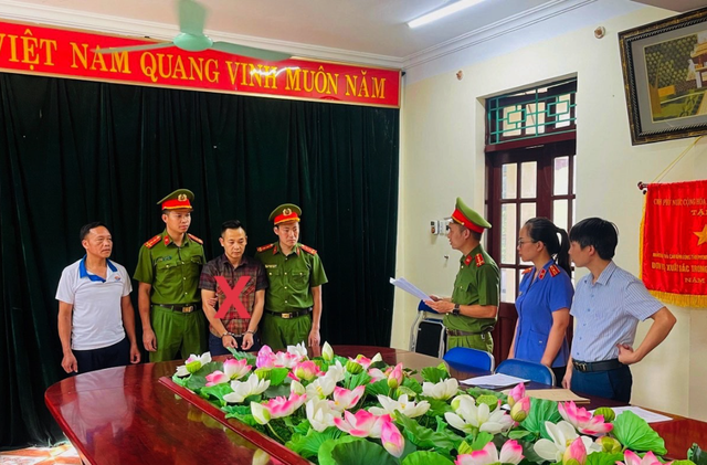 Cơ quan chức năng đọc lệnh khởi tố, bắt tạm giam Đoàn Trọng Đạt. Ảnh: Công an cung cấp Cơ quan chức năng đọc lệnh khởi tố, bắt tạm giam Đoàn Trọng Đạt. Ảnh: Công an cung cấp