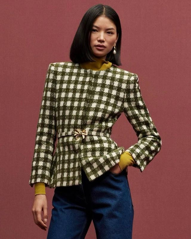 Kết hợp cả hai chiếc áo mùa lạnh vào một bản phối cùng chiếc quần denim trứ danh và bạn có ngay diện mạo hoàn hảo. Ảnh: @oscardelarenta