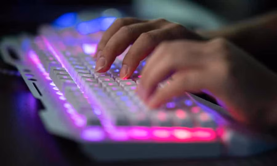 Anh cảnh báo về các cuộc tấn công chatbot - Ảnh 1. NCSC cảnh báo các cuộc tấn công chatbot (AI). Ảnh: AFP