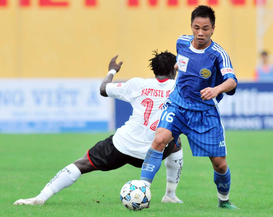 Sự nghiệp của cựu hậu vệ Nguyễn Xuân Thành (áo xanh) 'tụt dốc' sau khi bị phát hiện tàng trữ thuốc 'lắc' trong vũ trường New Century. (Ảnh: Quốc Khánh/TTXVN) Sự nghiệp của cựu hậu vệ Nguyễn Xuân Thành (áo xanh) 'tụt dốc' sau khi bị phát hiện tàng trữ thuốc 'lắc' trong vũ trường New Century. (Ảnh: Quốc Khánh/TTXVN)