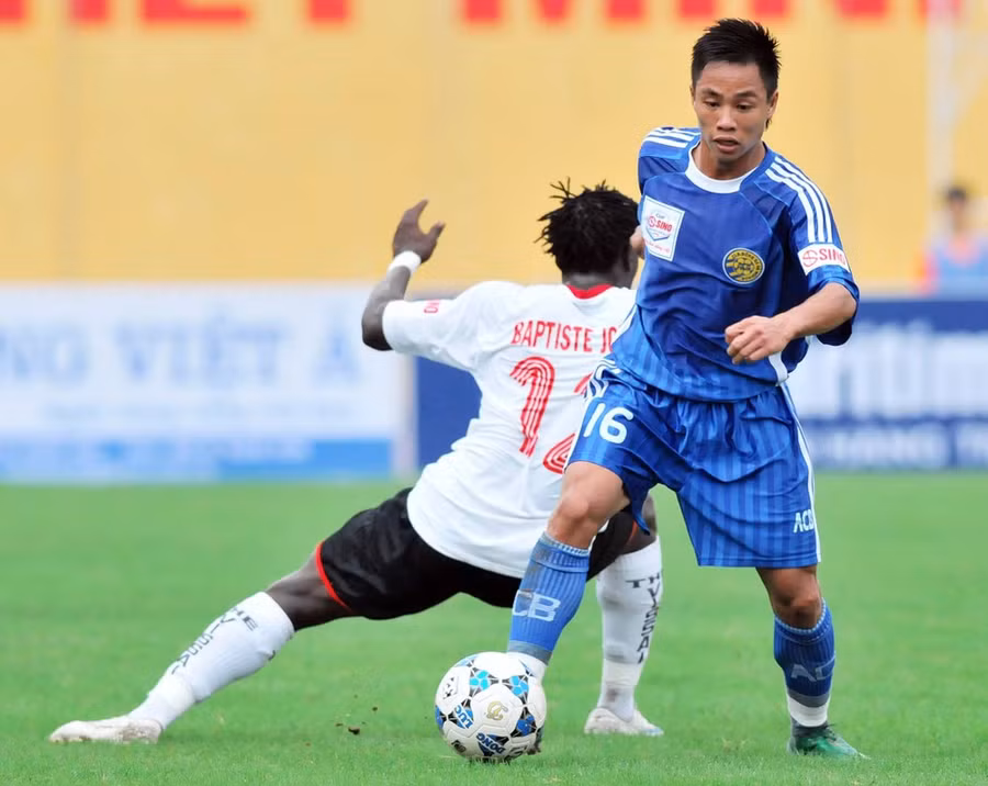 Sự nghiệp của cựu hậu vệ Nguyễn Xuân Thành (áo xanh) 'tụt dốc' sau khi bị phát hiện tàng trữ thuốc 'lắc' trong vũ trường New Century. (Ảnh: Quốc Khánh/TTXVN)