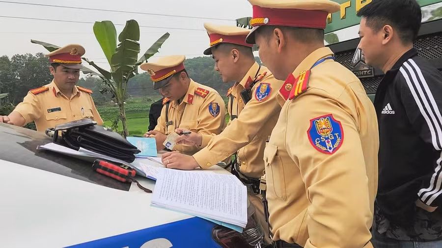 Lực lượng CSGT tỉnh Tuyên Quang kiểm tra, phát hiện nhiều trường hợp sử dụng giấy phép lái xe giả. Ảnh: Công an Tuyên Quang