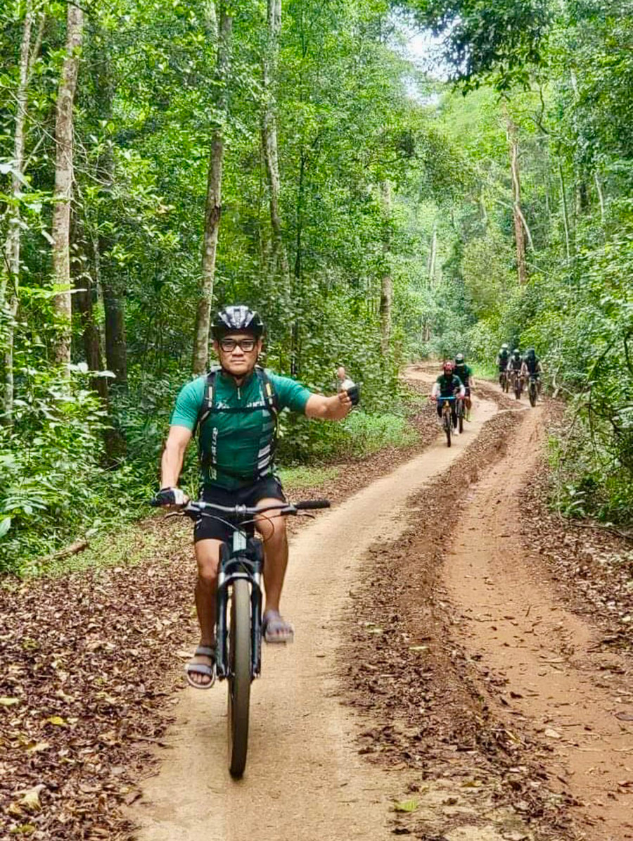 Anh Bùi Hồng Hải vượt qua những con dốc để vào thác 50 (huyện Kbang) bằng xe đạp (ảnh nhân vật cung cấp). Anh Bùi Hồng Hải vượt qua những con dốc để vào thác 50 (huyện Kbang) bằng xe đạp (ảnh nhân vật cung cấp).