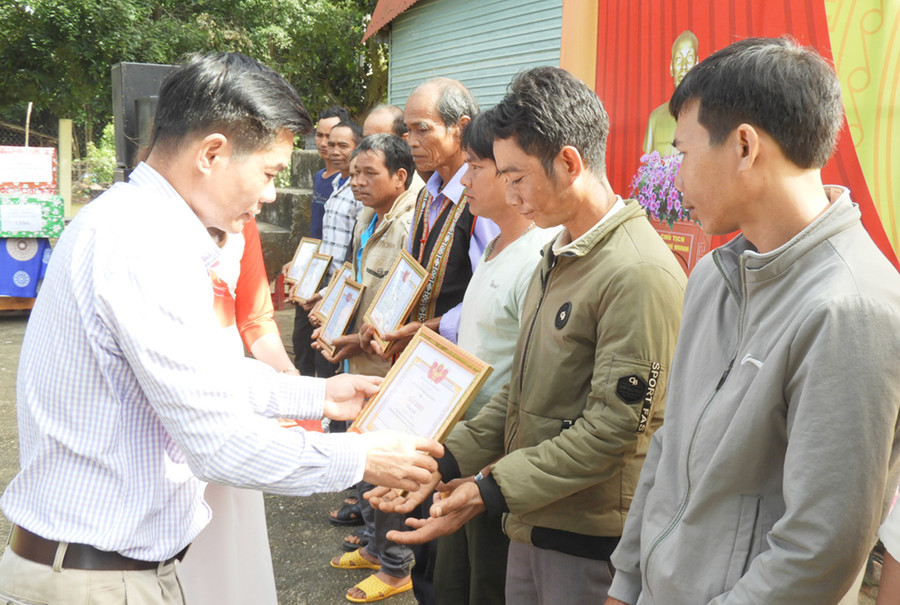 Lãnh đạo UBND xã Đak Yă trao giấy khen cho các gia đình văn hóa tiêu biểu. Ảnh: Thanh Nhật Lãnh đạo UBND xã Đak Yă trao giấy khen cho các gia đình văn hóa tiêu biểu. Ảnh: Thanh Nhật