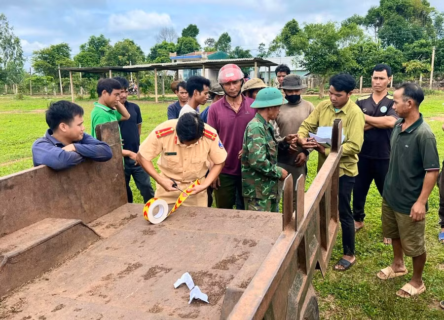Công an huyện Mang Yang tiến hành dán phản quang cho xe công nông nhằm giảm thiểu tai nạn liên quan đến loại phương tiện này. Ảnh: M.P