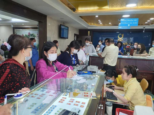 Khách mua vàng tại trụ sở Công ty Vàng bạc Đá quý Sài Gòn ở TP HCM. Ảnh: LAM GIANG Khách mua vàng tại trụ sở Công ty Vàng bạc Đá quý Sài Gòn ở TP HCM. Ảnh: LAM GIANG