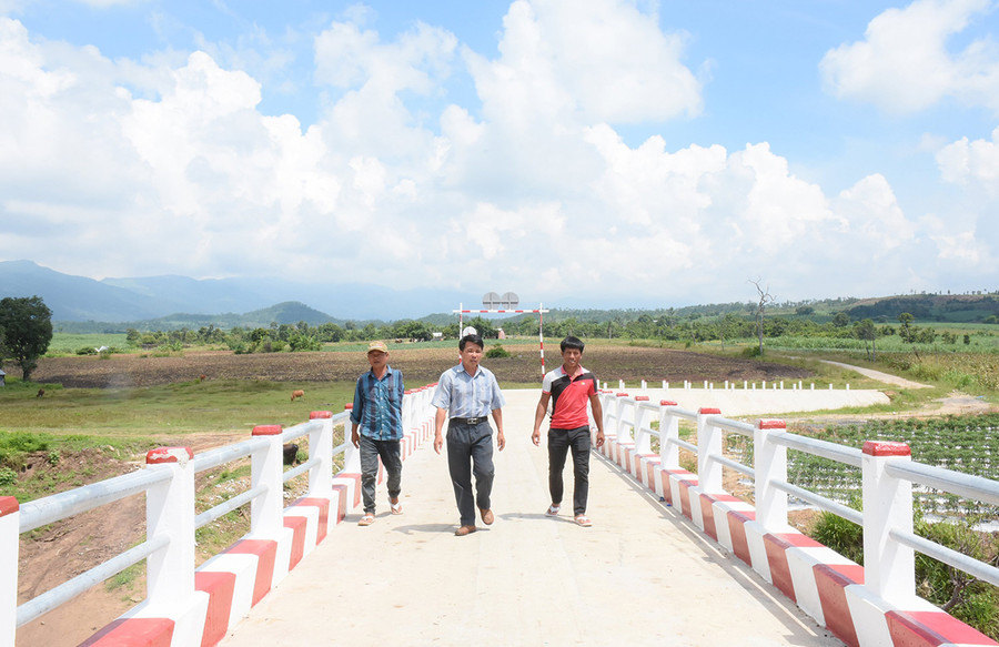 Cầu Đak Pơ Pho (huyện Kông Chro) đã kết nối khu dân cư với khu sản xuất, nương rẫy, đáp ứng nhu cầu và nguyện vọng của người dân. Ảnh: M.P