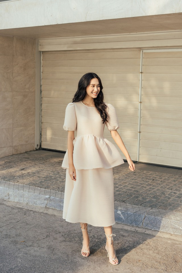 Chiếc đầm mang cảm hứng peplum duyên dáng khoe vẻ đáng yêu của người đẹp và là bộ cánh mùa thu lý tưởng để các nữ tín đồ tham khảo Chiếc đầm mang cảm hứng peplum duyên dáng khoe vẻ đáng yêu của người đẹp và là bộ cánh mùa thu lý tưởng để các nữ tín đồ tham khảo